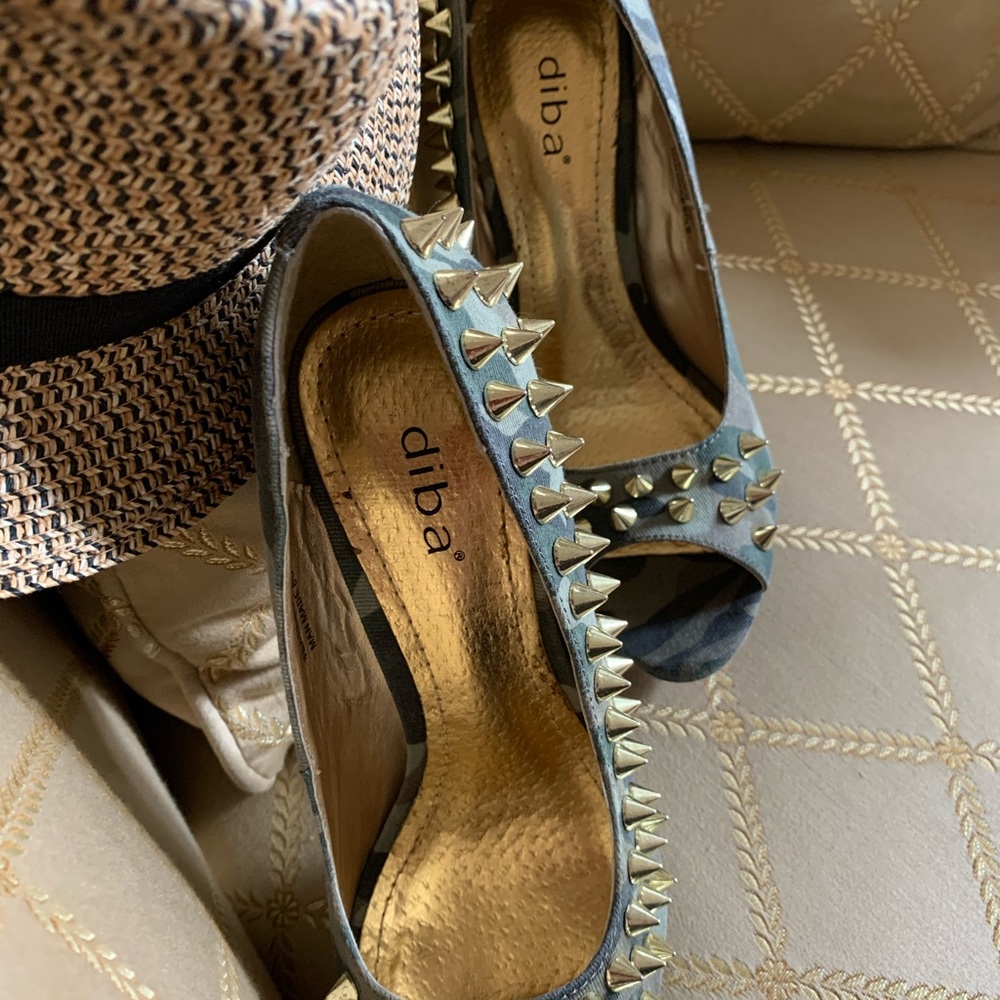 Heels - Picture 2 of 3